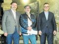 O secretario xeral da Emigración, Antonio Rodríguez Miranda; o fundador de Luar na Lubre, Bieito Romero; e o  conselleiro de Emprego, Comercio e Emigración,  José González, onte en Santiago de Compostela, na presentación da iniciativa 