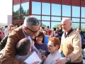 El alcalde de Carballo junto a varios usuarios de Aspaber este viernes