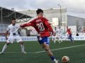 Javirro intentando colgar un balón al área de la Sarriana