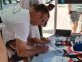 Uno de los visitantes de la feria firmando contra la planta de biogás