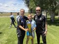 Marina posando con la copa de campeonas de España flanqueada por los enrtrenadores Ana Mouzo y Fran Toba