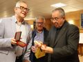 García Gondar entrega la Medalla de la parroquia a Evencio Ferrero