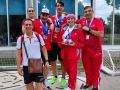 Los nadadores máster del Fogar luciendo sus medallas