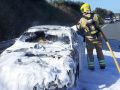 Los bomberos extinguen el fuego del vehículo en Carballo