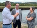Regueira (c) conversando con el alcalde de Ponteceso, José Manuel Mato, y la edila del BNG, Fátima Rodríguez
