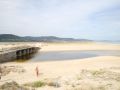 Dos bañistas, este martes en la laguna de Baldaio