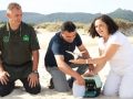 El alcalde de Laxe (c.) y la delegada de la Xunta Belén do Campo (d.), en Laxe soltando uno de los ejemplares de píllara en Traba
