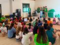 Charla de la asociación contra el cáncer a los niños del campamento de Coristanco