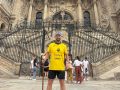 El atleta Daniel Caballero posando con la catedral compostelana de fondo