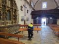 El Santuario de A Barca se prepara para las obras de restauración que comienzan mañana Operarios despejan el interior del Santuario da Barca ante el inminente inicio de las obras de restauración