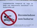 Cartel de prohibición del baño en la playa de Quenxe de Corcubión