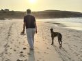 Una vecina de Malpica caminando con su perro por Area Maior
