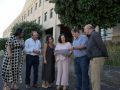 Belen do Campo, en el centro, este jueves en Malpica con miembros del Concello y del centro educativo