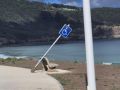 Señal de tráfico vandalizada en Razo