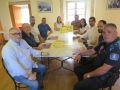 Representantes del Concello, la comisión de fiestas, la parroquia y las fuerzas de seguridad, en la reunión preparativa