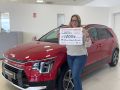 Mirna Gómez Aranda, vecina de Foz, con el coche que compró en Berocasión y el premio