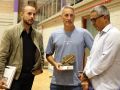 Fabián, con el obsequio del club, flanqueado por el edil Daniel Barreiro (i.) y el alcalde, Daniel Pérez