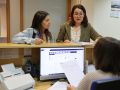 Unos 200 trabajadores de la Costa da Morte utilizarían a diario el autobús de Carballo al Chuac Paula Seoane y Ángela Facal, presentaron este miércoles la solicitud en el registro del Concello de Carballo