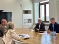 Reunión entre la alcaldesa de Vimianzo Mónica Rodríguez y el conselleiro de Educación