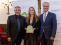 Maria Couto recibiendo el premio otorgado a Xeal