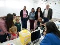 Do Campo y representantes del gobierno larachés junto a escolares del CEIP Otero Pedrayo que este jueves recibieron la vacuna intranasal contra la gripe