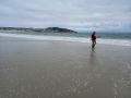 Un hombre pescando en la playa de Laxe