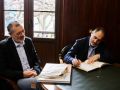 Ricardo Vázquez, de Emalcsca, firma el Libro de Honra acompañado por el alcalde de Zas, Manuel Muíño | cedida