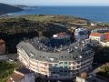 El edificio es el complejo más grande del municipio. y cuenta con piscina comunitaria en la parte alta de Canido
