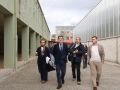 El conselleiro Román Rodríguez recorriendo las instalaciones del IES acompañado por el alcalde, José Manuel Mato