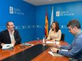 La conselleria de Medio Ambiente, Ángeles Vázquez, con el alcalde de Malpica, Eduardo Parga en la reunión | cedida