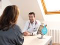 El médico internista Héctor Meijide en una consulta con una paciente con Scribe en Quirónsalud A Coruña