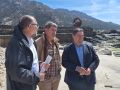 El subdelegado estuvo acompañado por el regidor de Dumbría, Raúl González (c.)
