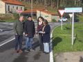 La delegada de la Xunta, Belén do Campo , y el alcalde de Laxe, Francisco Charlín, supervisando la zona de la actuación