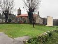 La parcela adquirida por el Concello está situada junto a la iglesia