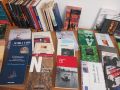 Libros donados por Manolo Vila a la sala de lectura de Quintáns
