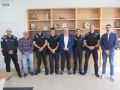 Los auxiliares de la policía con miembros del Gobierno local