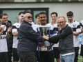 El delegado federativo Manolo Corredoira hizo entrega del trofeo a Moreno, capitán del Oza