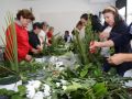 Curso de arreglos florales en el mercado de Carballo