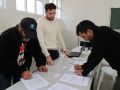Varios vecinos de la zona completando las alegaciones contra la planta de biogás en la escuela de A Revoltiña