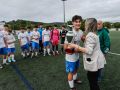 La concejala Raquel Fondo haciendo entrega de la Copa al capital del Ponteceso