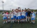 Los jugadores del Ponteceso alzando el trofeo