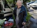 Ernesto Pombo ‘A Baiuca’ con las primeras cerezas de temporada en Paiosacoenshot