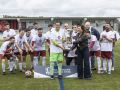 La representante de la RFGF Silvia Cancela entrega el trofeo de campeón a los jugadores del Atlético Carballo