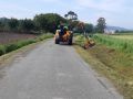Un tractor desbrozando la cuneta de una carretera de Torás