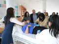 Las alumnas del curso atendiendo a una persona dependiente en presencia de Belén do Campo y del alcalde, José Manuel López