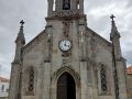 Vista de la fachada de la iglesia con el reloj