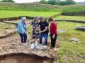 El arqueólogo Tito Concheiro y la alcaldesa, Mónica Rodríguez, analizando algunas de las piezas cerámicas halladas