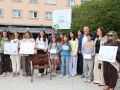Participantes en el acto del descubrimiento de la plaza en A Laracha