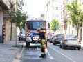 Un bombero aplicando desengrasante para limpiar el vertido