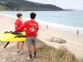 Dos socorristas vigilando este lunes el arenal carballés de Razo